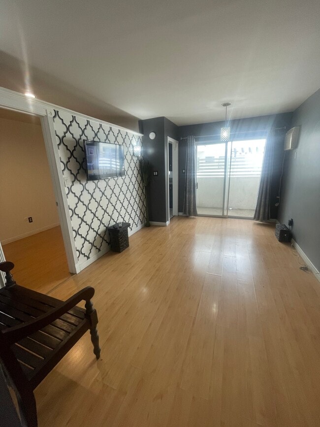 Photo - 960 Larrabee St Apartment