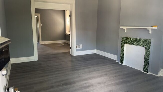 Building Photo - Fully Renovated Modern Finishes, Great Yar...