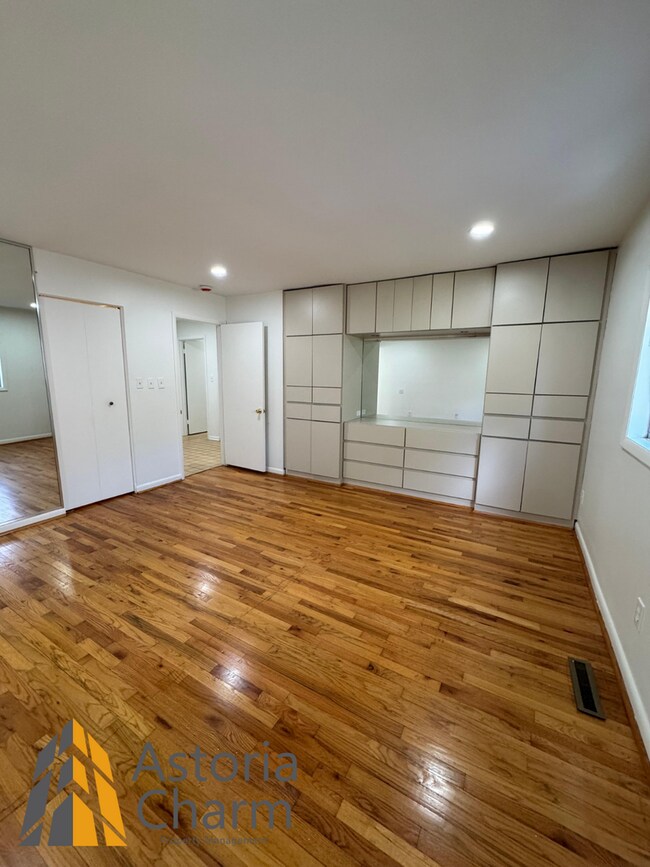 Building Photo - Spacious 5 Bedroom 3 Bath + Den Single Family Detached Home