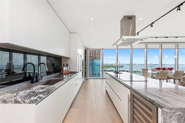 Foto del edificio - 700 NE 26th St