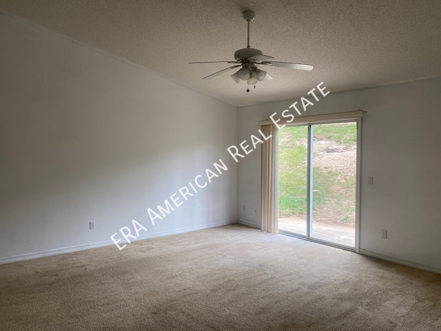 Foto del edificio - 1324 Jeffrine Dr