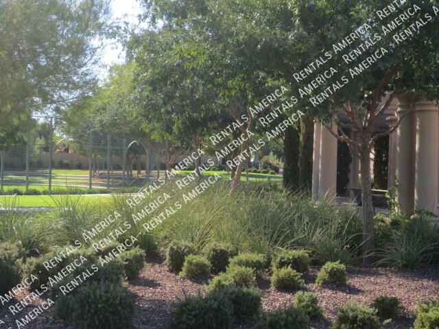 Building Photo - Beautiful 5 Bedroom Home in Bella Via!