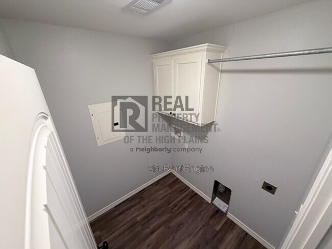 Foto del edificio - 13057 Raymond Rd