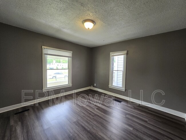 Building Photo - 514 Logan Ave