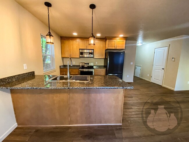Building Photo - Willamina Duplex