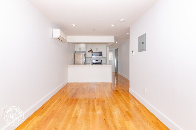 Foto del edificio - 302 Nostrand Ave.