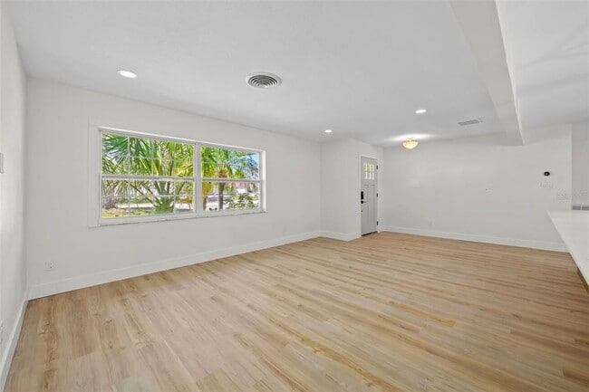 Foto del edificio - 5700 Bayou Grande Blvd NE