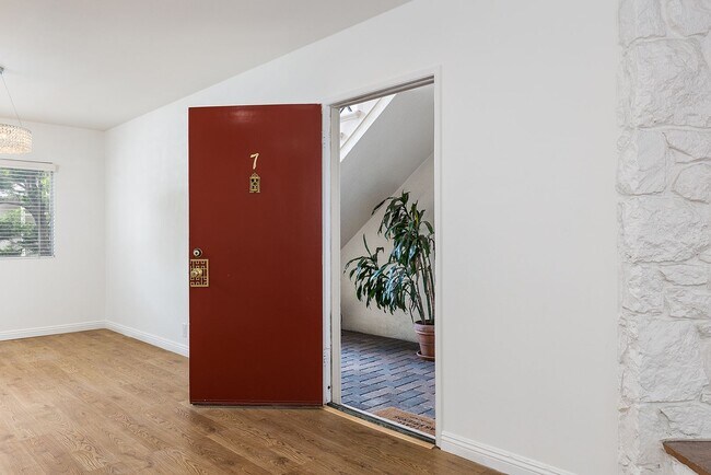 Foto del edificio - Spacious 2BR on Millionaire's Row!