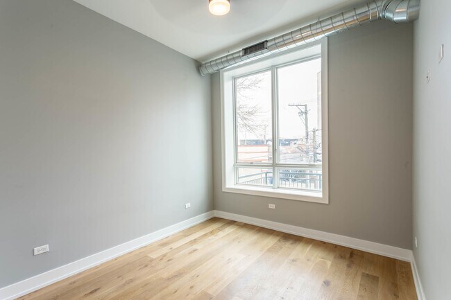 Building Photo - 1470 W Webster Ave