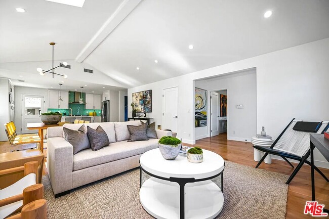 Foto del edificio - 2751 Midvale Ave