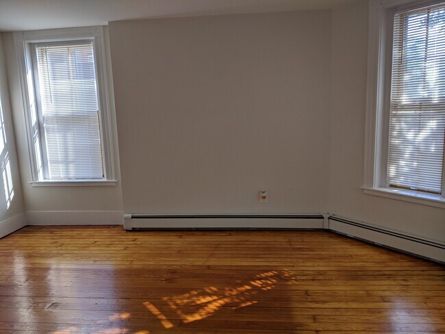 Building Photo - 11 Putnam St