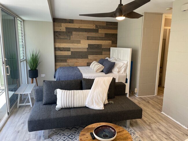 Foto del edificio - Modern Waikiki Studio with Stylish Upgrades & Spacious Lanai