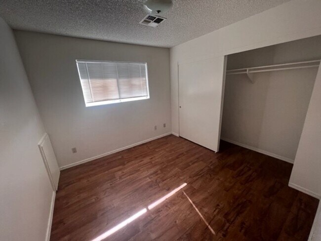 Foto del edificio - 2 Bedroom upstairs Apartment
