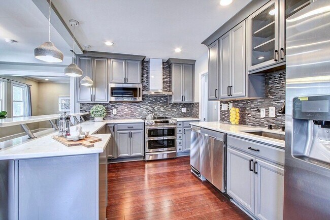 Building Photo - Main Level Living 5 BED + 3.5 Ba in Main House, 1 + 1 in BSMT, 1 + 1 above garage