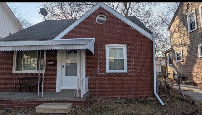 Building Photo - 2127 Perth St