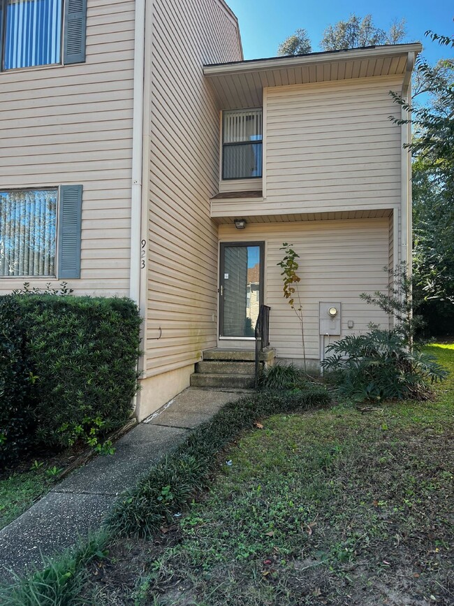 Building Photo - Spacious 3BR Townhouse in Cordova: Pool, T...