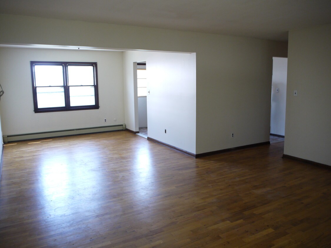 Living room/Dining area - 85 Grove St