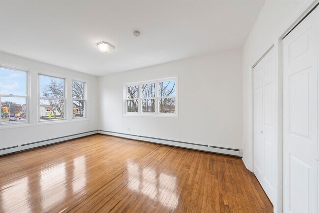 Building Photo - 152 Bentley Ave