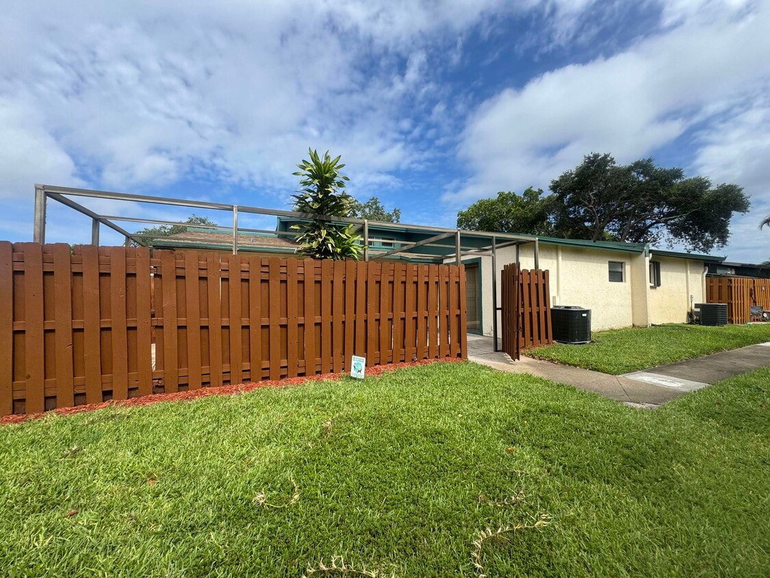 Primary Photo - 1047 Manor Dr