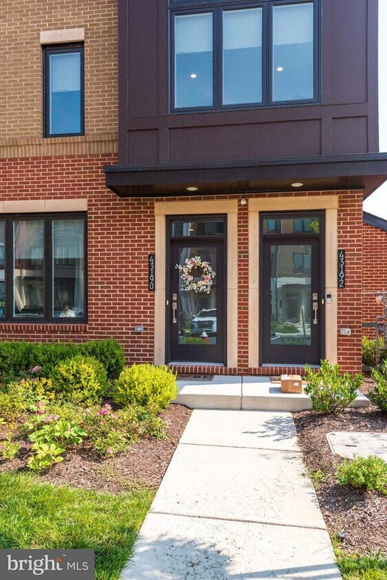 Primary Photo - 43190 Mongold Square