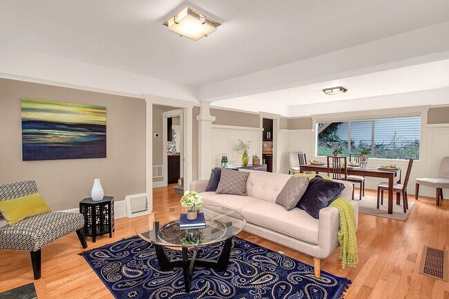 Foto del edificio - Beautiful Craftsman near Madrona!