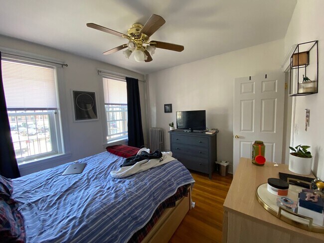Foto del edificio - Beautiful renovated unit in Brighton available July 1st!