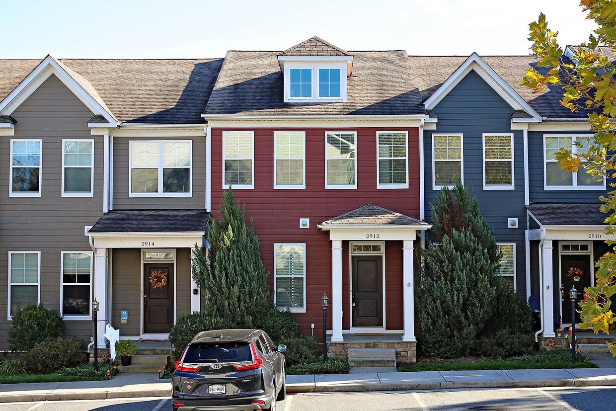 Primary Photo - Modern Townhome Living Near Hollymead Town...