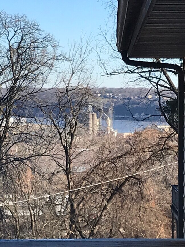 554 W 5th St Unit Apartment 3, Dubuque, IA 52001 Apartments in