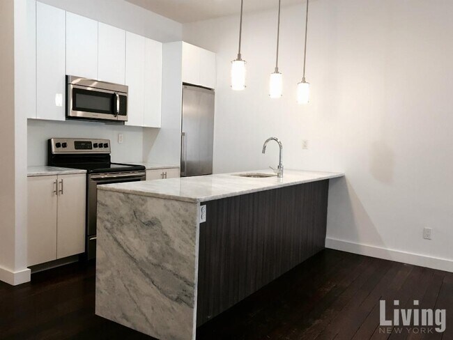 Foto del edificio - East Village 3 Bdr/2 Bath Duplex with Private Garden & Condo Finishes!