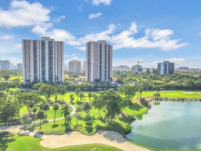 Foto del edificio - 20301 W Country Club Dr