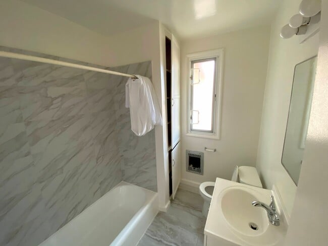 Building Photo - 1443 Rock Glen Ave