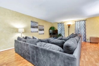 Building Photo - 530 N Post Oak Ln