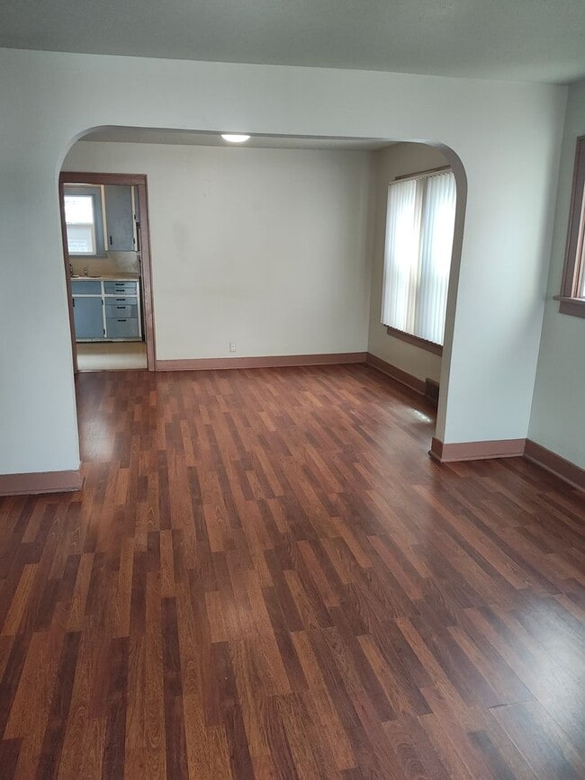 Building Photo - 1825m1