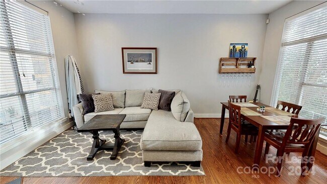 Foto del edificio - 2061 Atherton Heights Ln