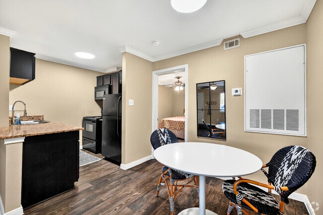 1BR, 1BA - 975SF - Kitchen/Dining Room - The Grove at 43rd