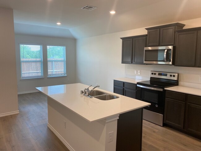Building Photo - 1008 Hidden Vly Dr