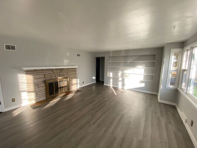 Foto del edificio - Don't Miss out! New Listing Available Now!...