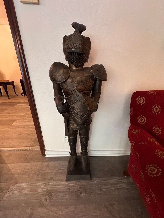 Foto del edificio - AVAILABLE NOW - Very Spacious, Unique, and...