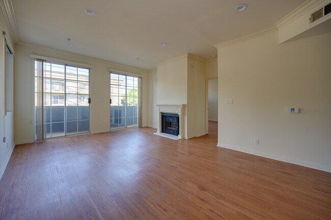 SALA DE ESTAR Y CHIMENEA - 8888 W 3rd St