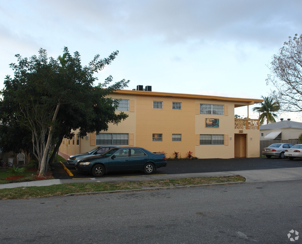 Building Photo - 1638 Plunkett St
