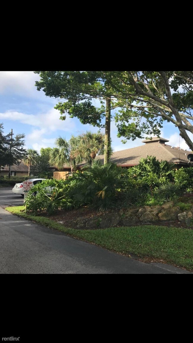 Foto del edificio - 2 br, 2 bath  - 3108 COLLINS DR