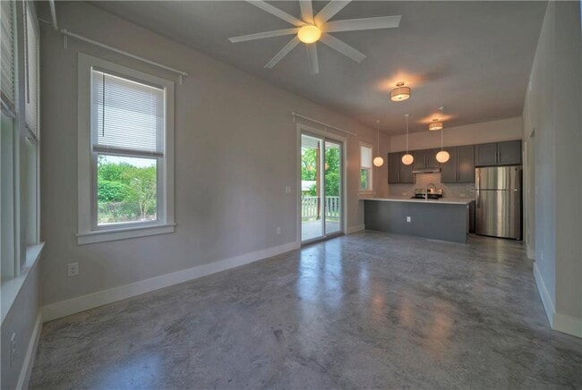 Foto del edificio - 1006 E 8th St