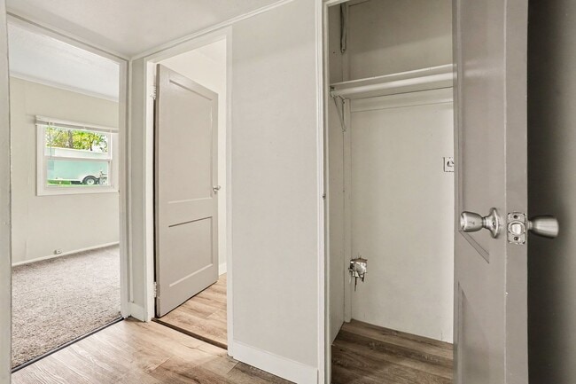 Building Photo - *Use Rently to view this unit and receive $150 off move-in* Cute Remodeled Two Bedroom 1 Bathroom...