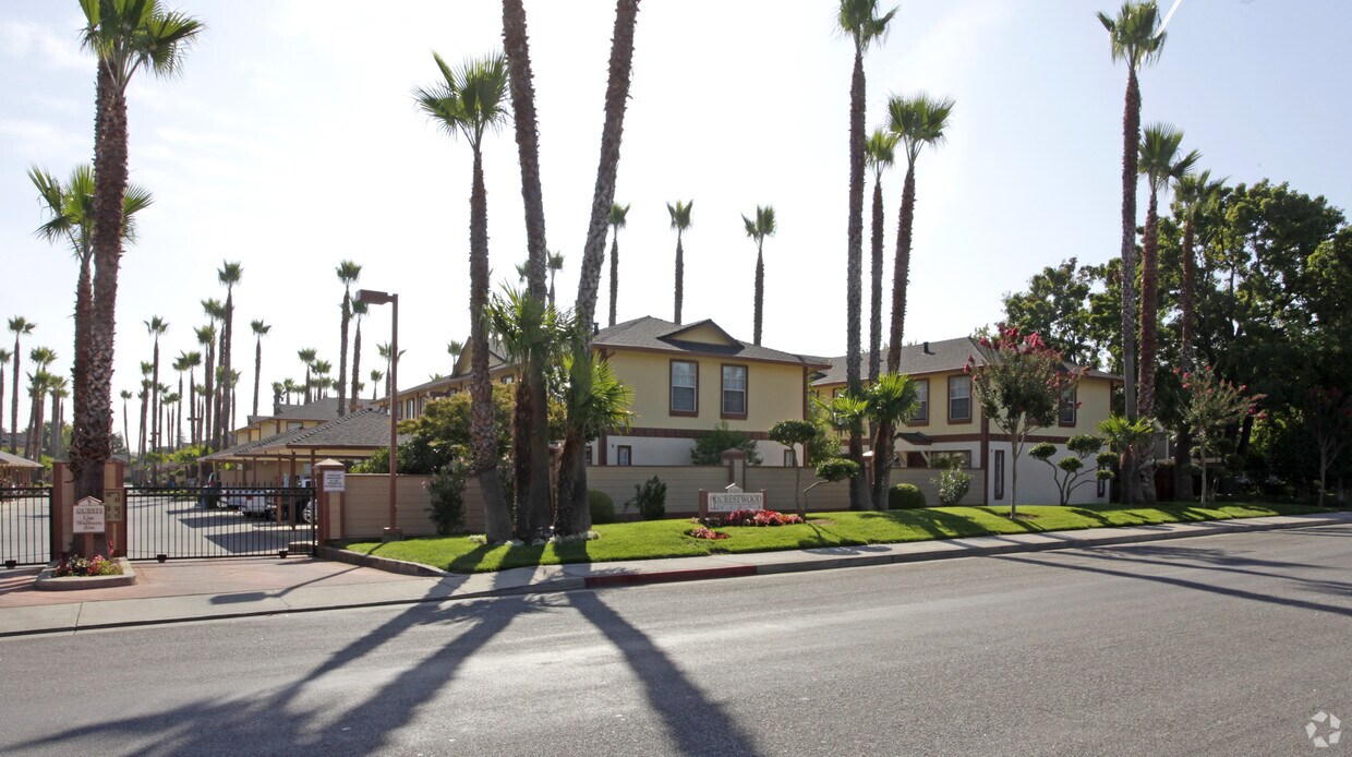Building Photo - Crestwood Apartments