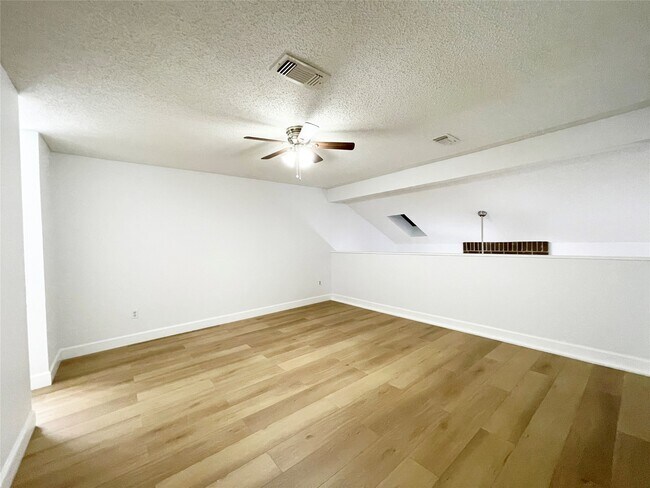 Foto del edificio - 13716 Hollowgreen Dr