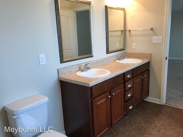 Building Photo - 4 br, 2.5 bath House - 1060 Rosland Circle
