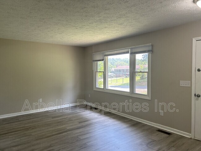 Building Photo - 230 Booher Ln