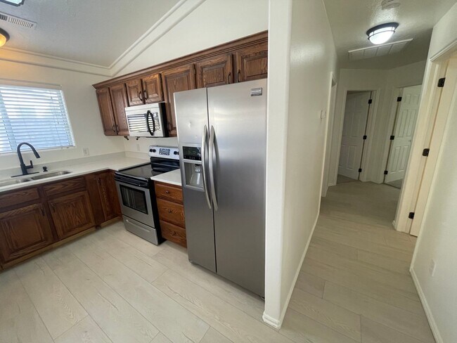 Building Photo - Fresh remodel in quiet neighborhood!  Comm...