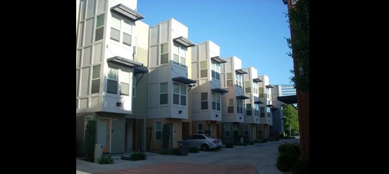 Building Photo - River's Side