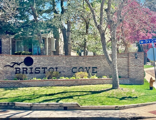 Building Photo - 7542 S Cove Cir